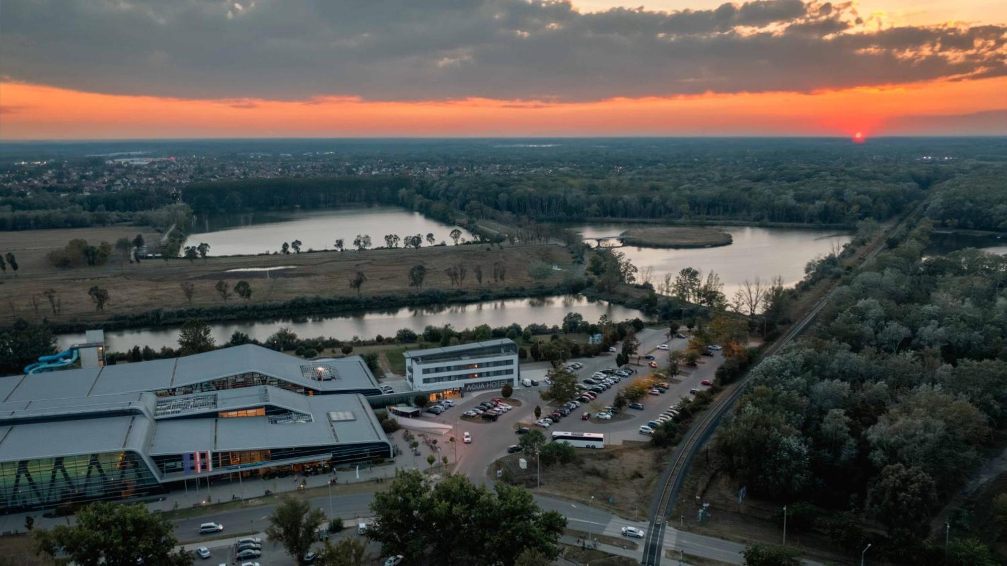 Aqua Hotel Kecskemét Exteriör bild